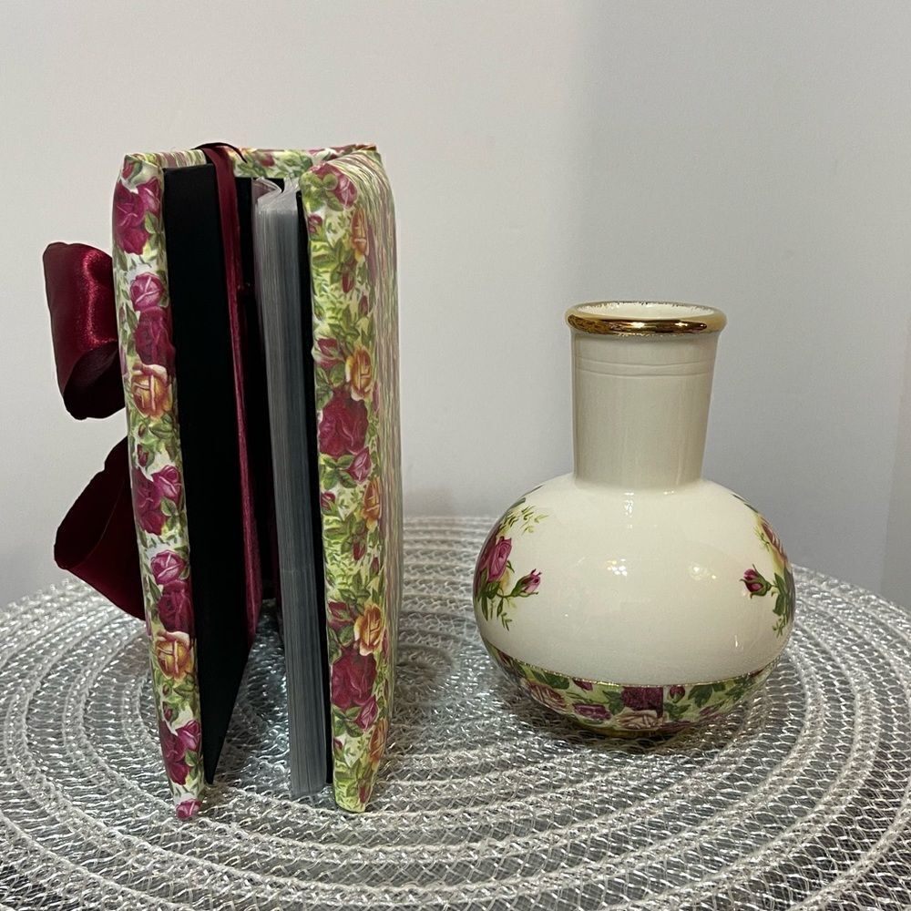 Royal Albert Album and Vase Set Old Country Roses Chintz Collection NWT - Picture 3 of 10